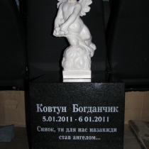 Фото ангела из мрамора. Ангел из белого мрамора перед установкой на могилу. Высота ангела 50 см. Доступная цена ангела из мрамора $ 3,3 тыс.