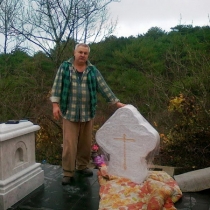 Установка резного креста из белого мрамора на кладбище в Ялте. Изготовление мраморных памятников детям в Киеве.