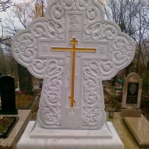 Мраморный крест ребёнку на кладбище. Изготовление детских памятников из мрамора в Киеве.
