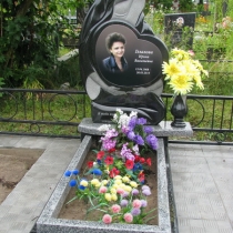 Детский памятник со скорбящей Божьей Матерью. Фото памятника после изготовления. Доступная цена памятника ребёнку $ 1,5 тыс.