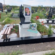Пам'ятник синові на індивідуальне замовлення. Фото на цвинтарі.