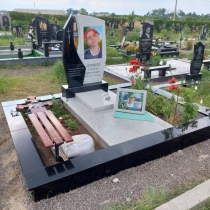 Дитячий пам'ятник. Висота пам'ятника синові – 1,6 м.