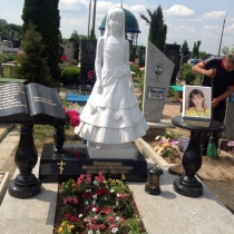 Детский памятник из мрамора на кладбище. Высота памятника ребёнку - 120 см.