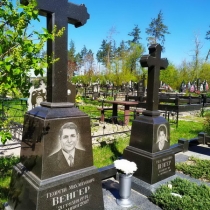 Памятник в форме креста. Высота памятника с крестом - 2 м.