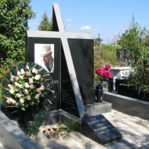 На фото крест из гранита с цветным портретом. Изготовление памятников по индивидуальному заказу в Киеве.
