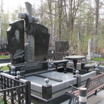 На фото памятник с черным крестом на могилу. Изготовление ритуального комплекса с крестом. Цена памятника с крестом, согласно 3д проекта ритуального комплекса.