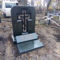 Памятник с крестом. Высота памятника с крестом - 140 см. Цена креста из гранита - доступная.