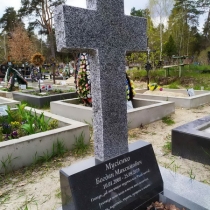 Фото памятника в форме креста. Цена креста из гранита - доступна.