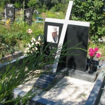 Ритуальный крест из гранита, фото на кладбище. Заказ крестов со склада в Киеве по доступной цене.