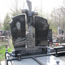 На фото памятник с резным крестом. Размеры памятника с крестом - согласно проекта. Доступная цена памятника с крестом, соответствует разработанному 3д проекту ритуального комплекса.