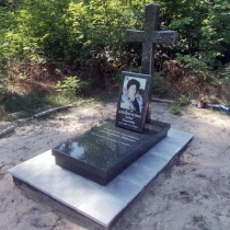 Памятник женщине с крестом. Купить памятник с крестом - можно со склада в Киеве недорого.