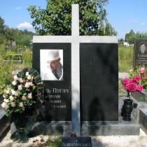 Фото креста из гранита с цветным портретом. Продажа крестов в Киеве по доступной цене.