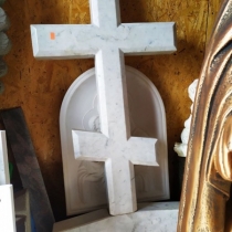 Хрест з білого мармуру Carrara, висота 120 см.