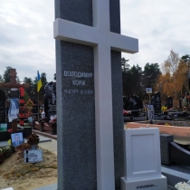 Фото креста из мрамора на кладбище.