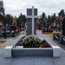Памятник с мраморным крестом.
