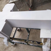 Размеры креста из белого мрамора для памятника - 170 х 80 х 30 см. Фото на производстве в Киеве.