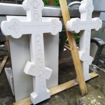 Фото крестов из белого мрамора на производстве в Киеве. Высота 120 см.