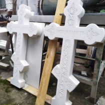 Высота креста из белого мрамора 120 см. Фото на производстве в Киеве.