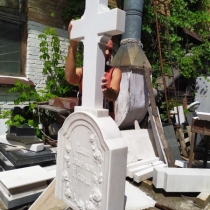 Высота памятника с крестом из белого мрамора - 2 м. Фото на производстве в Киеве.