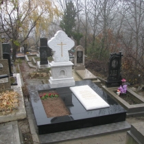 На фото установка ритуального комплекса с резным крестом из мрамора, завершена в полном объёме. Изготовление крестов ручной работы в Киеве: от простых, до эксклюзивных.