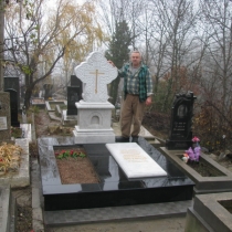 Мраморные детали памятника, фото после монтажа на кладбище. Авторский памятник с крестом из мрамора установлен.