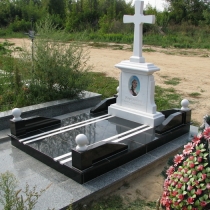 На фото памятник с крестом. Производство мраморных памятников в Киеве. Цена памятника из белого мрамора - $4 тыс