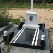 Фото памятника с крестом. Высота памятника с крестом - 195 см. Стоимость памятника под заказ - $4 тыс.