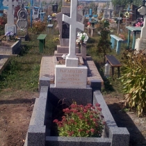 Православный крест из белого мрамора, фото на могиле после установки. Производство мраморных крестов в Киеве. Качественные кресты из мрамора со склада в Киеве с доставкой по Украине.