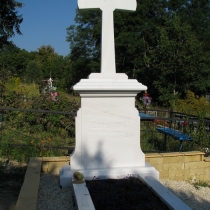 Крест из белого мрамора, фото нового памятника на кладбище. Купить мраморный крест со скидкой недорого, можно со склада СПД Прядко в Киеве. Доступная цена памятника, согласно разработанного проекта.