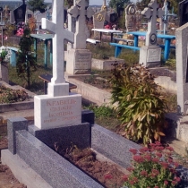 На фото православный крест из белого мрамора на кладбище. Изготовление и установка мраморных крестов по приемлемой цене. Продажа крестов из мрамора в магазине Ритуальной скульптуры в Киеве.