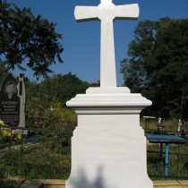 Мраморный крест на кладбище, изготовлен в СПД Прядко.  Фото креста из белого мрамора, сразу после установки.  Доступная цена мраморного креста $3 тыс.