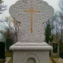 Резной крест из белого мрамора на кладбище в Ялте. Мраморный крест ручной работы, авторский шедевр ЧП Прядко.