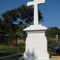 Мраморный крест на кладбище, фото после установки на могилу. Крест из белого мрамора изготовлен по индивидуальному заказу. Купить мраморный крест со скидкой недорого, можно со склада СПД Прядко в Киеве.