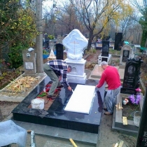 Мраморный комплекс с резным крестом из белого мрамора на кладбище в Ялте. Установка мраморной надгробной плиты на пьедестал комплекса.