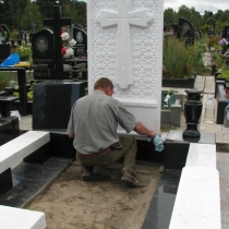 Установка креста из мрамора