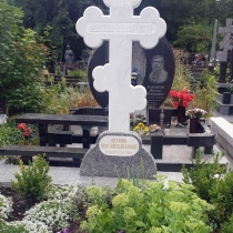 Крест из мрамора. Высота мраморного креста - 1,5 м.