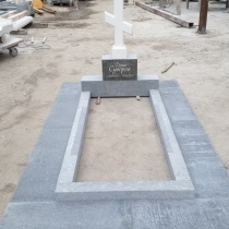 Фото памятника в форме креста. Изготовление креста из мрамора.