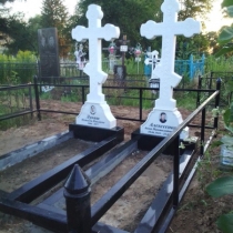 Фото крестов из мрамора на кладбище. Высота 150 см.
