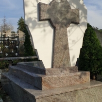 Фото креста из мрамора. Обратная сторона мраморного креста.