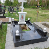 Фото памятника из мрамора в форме креста. Высота памятника из мрамора с крестом - 2 м.