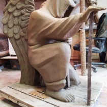 Модель ангела из глины на производстве в Киеве, высота 120 см.