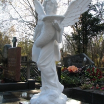 Статуя Небесного Ангела на кладбище. Размеры статуи: высота 140 см., размах крыльев 105 см., размер основы 46 х 46 см., вес 175 кг., цена ангела 39 тыс. грн. Фото статуи на складе в Киеве.