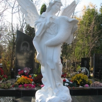 Статуя Небесного Ангела из бетона. Размеры статуи: высота 140 см., размах крыльев 105 см., размер основы 46 х 46 см., вес 175 кг., цена ангела 39 тыс. грн. Фото скульптуры на складе в Киеве.