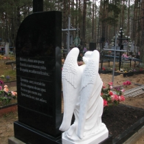 Ритуальный комплекс со скульптурой. Фото молящегося ангела после установки на кладбище. Цена памятника, со скульптурой под ключ 70 тыс. грн.