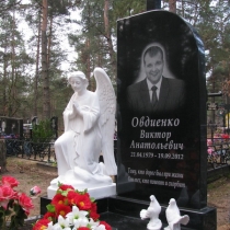 Памятник со скульптурой молящегося ангела. Авторский памятник после установки на кладбище. Цена ритуального комплекса со скульптурой, под ключ 70 тыс. грн.