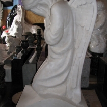 Скульптура плачущего ангела. Фото ангела на складе в Киеве; высота 90 см., вес 190 кг. Цена скульптуры ангела 29 тыс. грн.