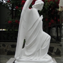 Скульптура небесного ангела. Фото молящегося ангела на складе в Киеве, после покраски. Цена скульптуры 39 тыс. грн.