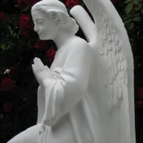 Скульптура ангела из белого бетона. Высота 110 см., основа 36 х 53 см., вес 195 кг., цена скульптуры 39 тыс. грн. Фото ангела на складе.