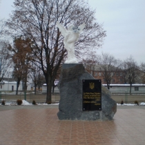 Монумент погибшим Героям Небесной Сотни, со скульптурой ангела; установлен г. Сарны, Ровенской области.