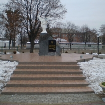 Скульптура ангела погибшим Героям Небесной Сотни, в монументальном комплексе г. Сарны, Ровенской области.